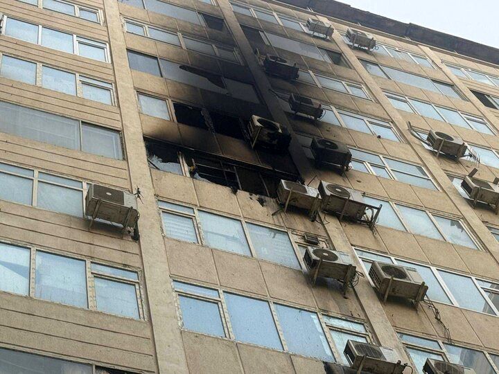 آتش‌سوزی در ساختمان آلومینیوم در خیابان جمهوری + فیلم