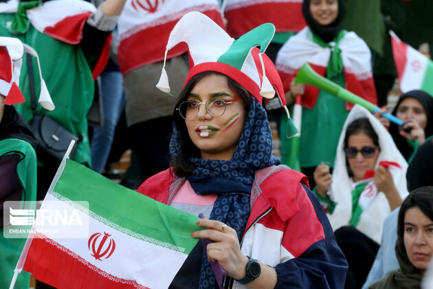 منتخب تصاویر نخستین حضور قانونی زنان ایرانی در ورزشگاه آزادی