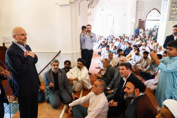 تصاویری متفاوت از قالیباف در پاکستان / رئیس مجلس بر دست نمازگزار پاکستانی بوسه زد + عکس