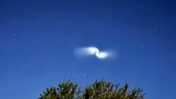 مشاهده نور مارپیچی مرموز در آسمان این کشور/ ماجرا چه بود؟