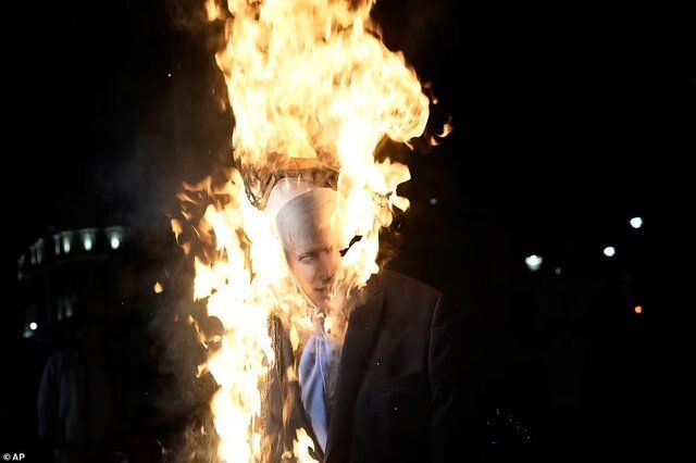 آدمک جانسون به آتش کشیده شد!+ تصاویر