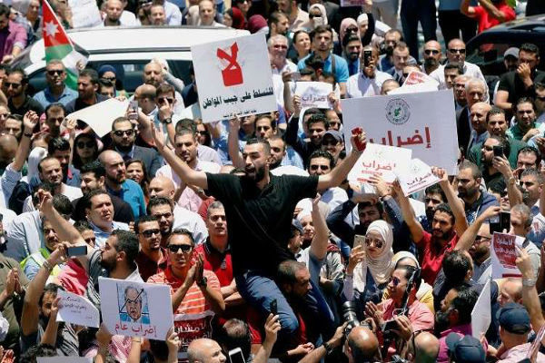 اعتراضات در اردن به رغم استعفای نخست وزیر ادامه دارد