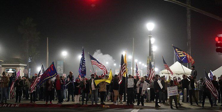 حامیان ترامپ ماسک‌ها را آتش زدند+ عکس
