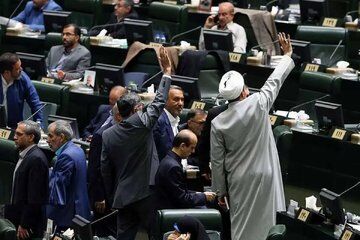 روزنامه جمهوری اسلامی: چی کسی گفته نماینده مجلس همطراز وزیر است؟/ مگر حقوق نماینده چقدر است که میلیاردها تومان خرج تبلیغ می کند؟