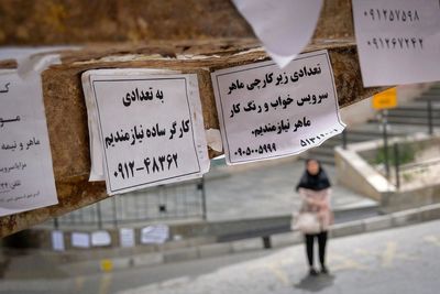 زنانه شدن فقر و بیکاری در اقتصادِ بحرانی | بازار کار چگونه زنان را حذف می‌کند؟ | زنان سرپرست خانوار، خط مقدم آسیب‌ها