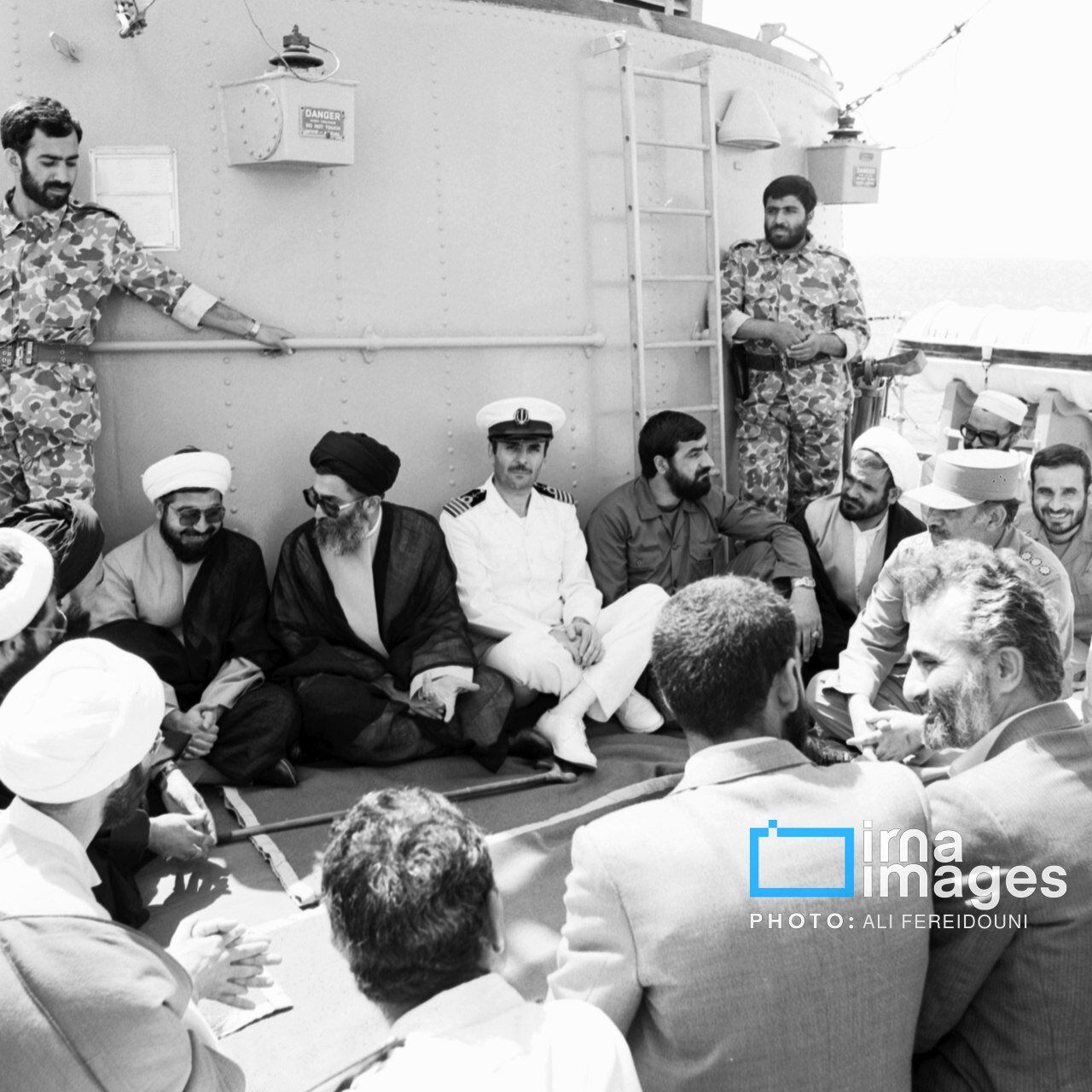 یک قاب تاریخی از حضور شهید آیت‌الله خامنه‌ای در مانور دریایی سال ۱۳۶۴/ حسن روحانی هم بود + تصاویر