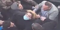 روایت جدید فارس از علت «ضرب و شتم زن معترض مسمومیت‌ها» مقابل مدرسه