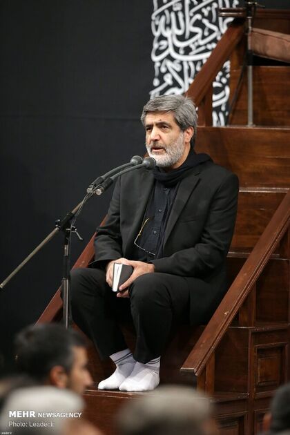 عزاداری شب عاشورا در حسینیه امام خمینی با حضور رهبری، قاسم سلیمانی، مقتدی صدر، احمدی‌نژاد