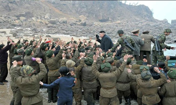 بدرقه رهبر کره شمالی تا وسط دریا ! + عکس