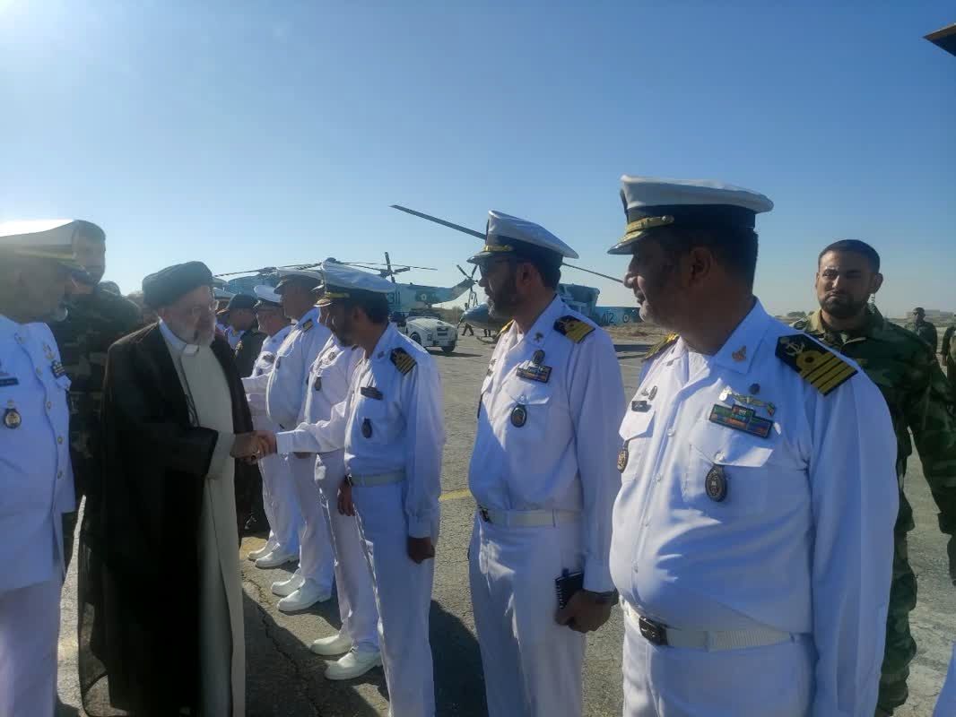 عکسی از ابراهیم رئیسی در کنار فرمانده نیروی دریایی ارتش