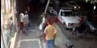 صحنه شوکه‌کننده حمله اوباش به یک پیرزن در تهران! + فیلم
