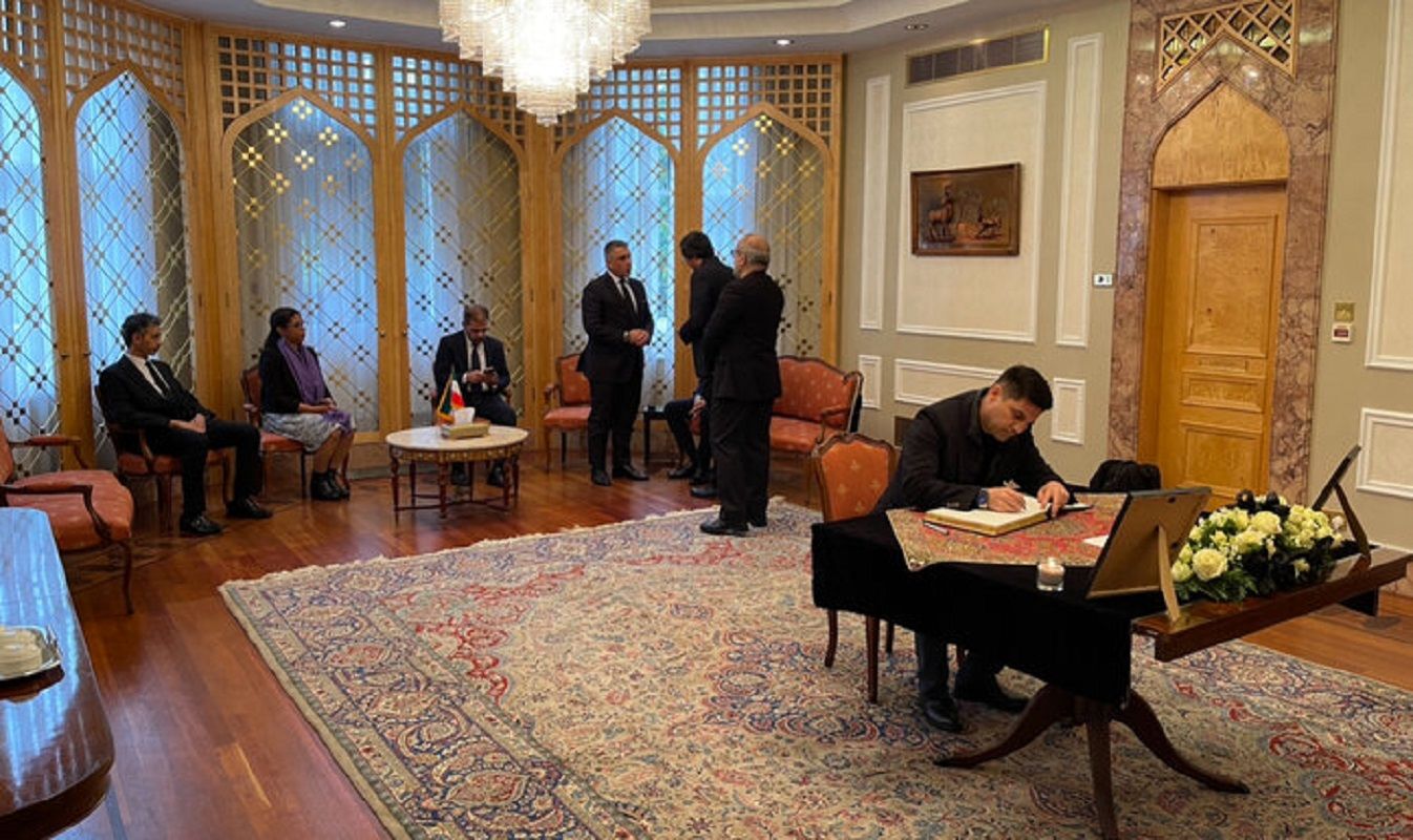 سفرا و دیپلماتهای خارجی در سفارت ایران در لندن به رئیسی و همراهانش ادای احترام کردند+ عکس