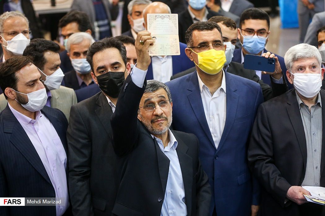 احمدی نژاد با شناسنامه اش آمد /حواشی دومین روز ستاد انتخابات +تصاویر