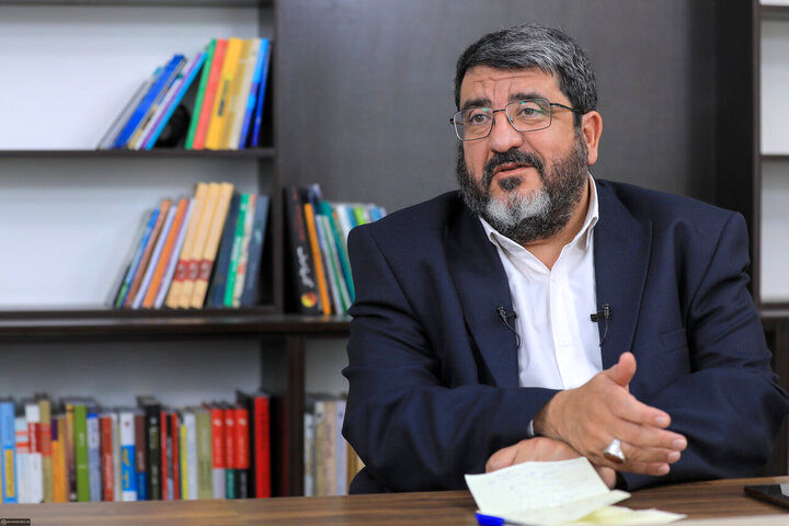 روایت فواد ایزدی از برنامه آمریکا برای تجزیه ایران از 4 سال پیش از انقلاب / فرزند شاه را خل و چلی می‌دانستند که نمی‌توان به او اعتماد کرد + فیلم