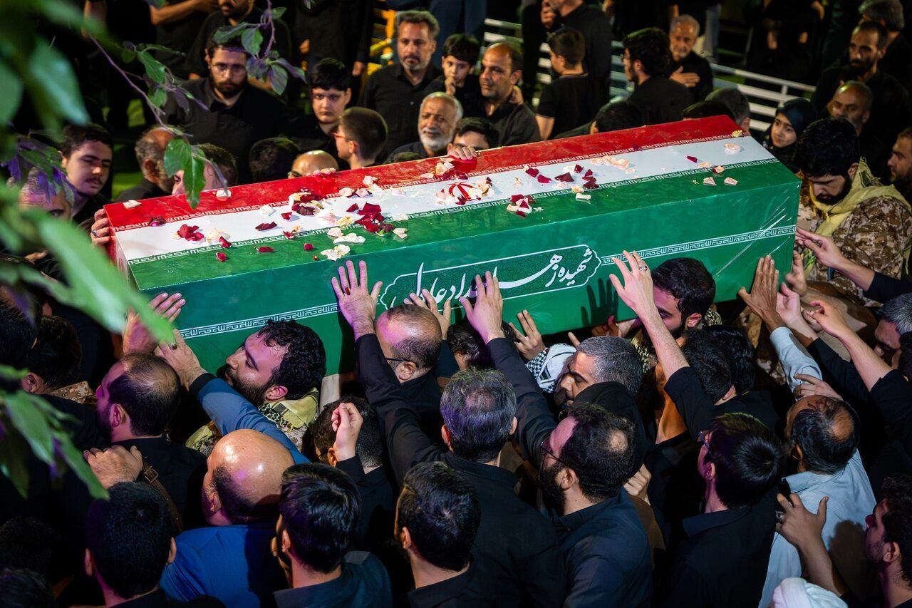 اولین تصاویری از پیکر همسر شهید رهبر انقلاب/ گریه‌های حدادعادل در وداع با دخترش/ مراسم کجا برگزار شد؟