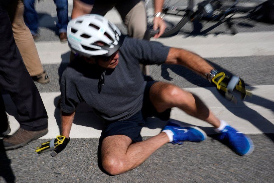 سقوط آقای رئیس جمهور از دوچرخه سوژه شد!+تصاویر