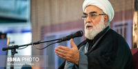 لازم است که همه ما دسته‌جمعی حضرت آقا را دعا کنیم