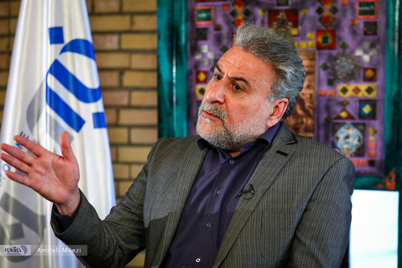 انتقاد تند فلاحت پیشه از خوشحالی افراطیون از بازگشت تحریم ها