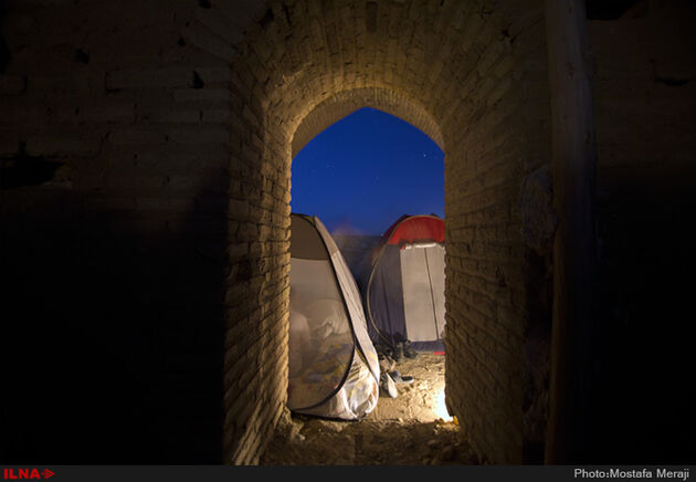 نمای شبانه کاروانسرای دیر گچین، بزرگترین کاروانسرای خشتی گچی ایران در استان قم