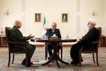 سه نفر جای ۲۹۰ نماینده تصمیم می‌گیرند؟ | عدم شفافیت درباره تصمیمات جلسات سران قوا | افزایش قیمت بنزین در سال ۹۸ خروجی جلسه سران بود؟