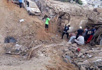 لحظه پیدا شدن پیکر کودک ۲  ساله در حمله امروز آمریکا به قشم +فیلم