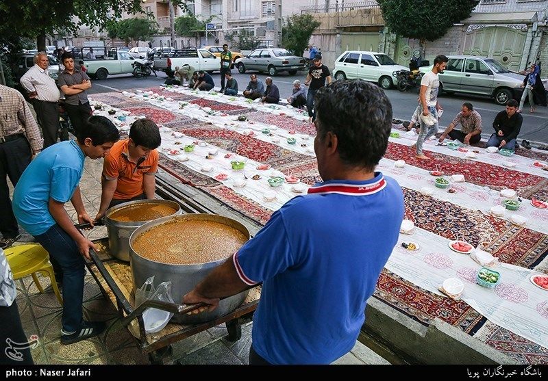 سفره افطار برای رهگذران