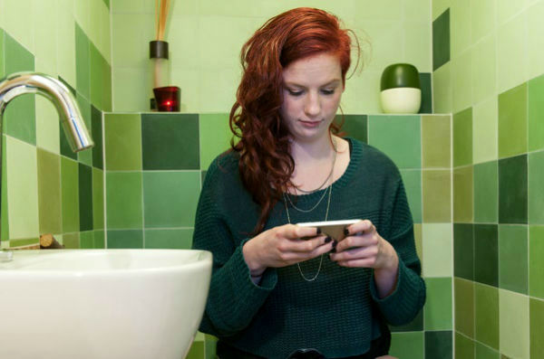 آیا استفاده از موبایل در دستشویی واقعا مضر است؟