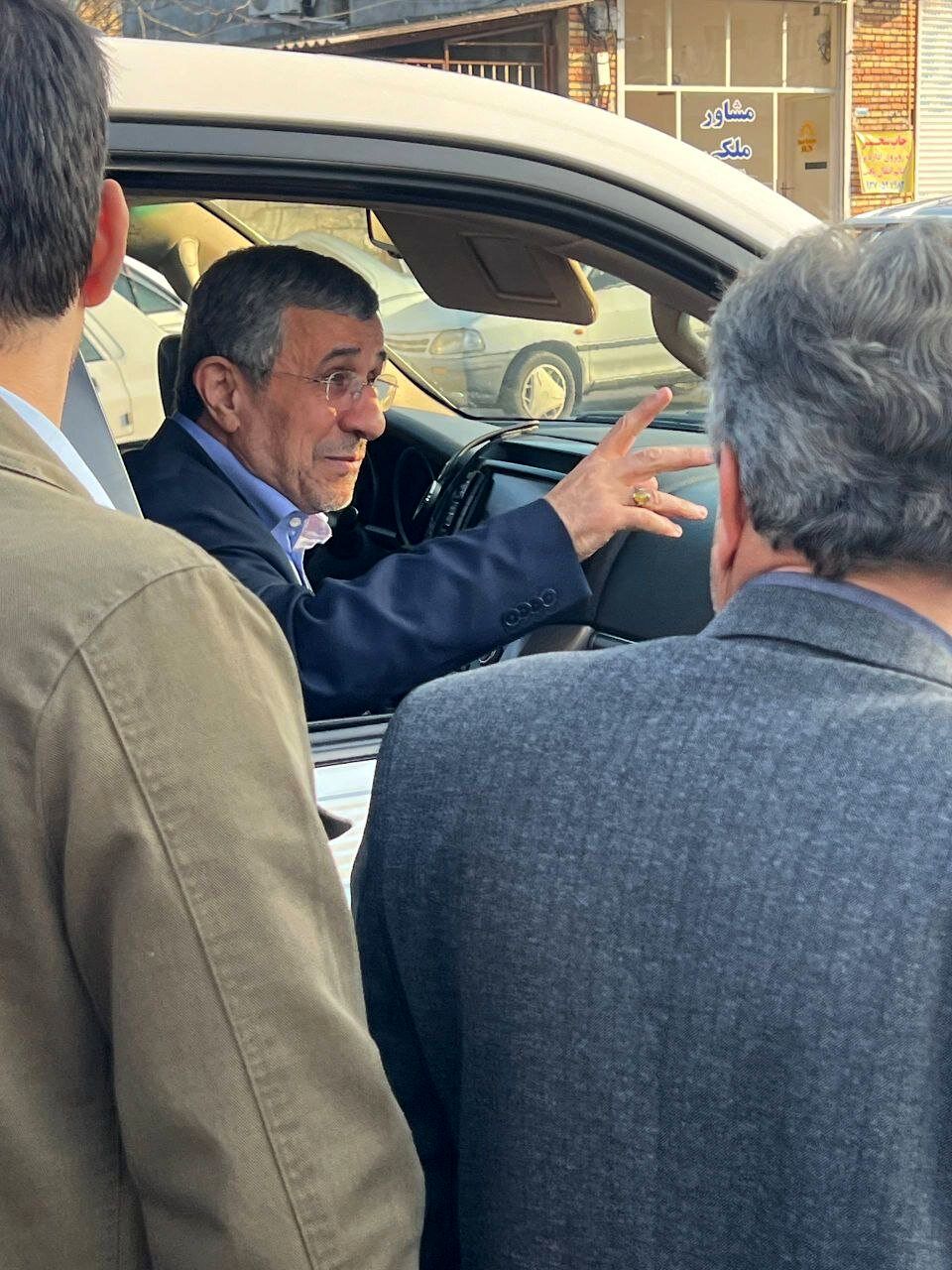 ژست‌های احمدی نژاد در مراسم ختم خواهر رحیم مشایی + عکس 3