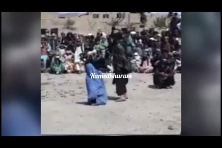 شلاق زدن مادر توسط پسر طالبانی اش / به چه جرمی؟+فیلم