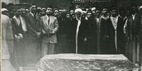 عکس آرشیوی دانشگاه هاروارد از نماز میت بر پیکر «ملکه جهان خانم» همسر محمدعلی شاه قاجار در کربلا