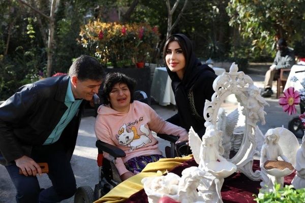 تصاویری از حضور سپیده مکرمتی، همسر سیدورف در مرکز خیریه در تهران
