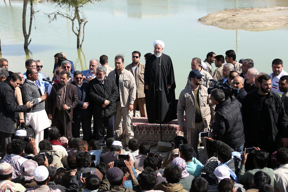 تصاویر حضور حسن روحانی در جمع مردم سیل‌زده سیستان‌وبلوچستان
