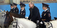 سوارکاری پوتین با پلیس‌های زن روسیه