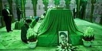 تصویری از فاتحه خوانی ابراهیم رئیسی بر سر مزار همسر امام
