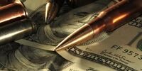 دلار آمریکا در دام تهدید و خیانت آل‌سعود؛ حذف دلار از مبادلات نفتی سعودی؟
