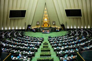 تسویه حساب سیاسی در صحن علنی مجلس / روزنامه شرق: مردم گرفتار تورم و بحران انرژی و تحریم اند؛ نمایندگان در فکر چه هستند؟