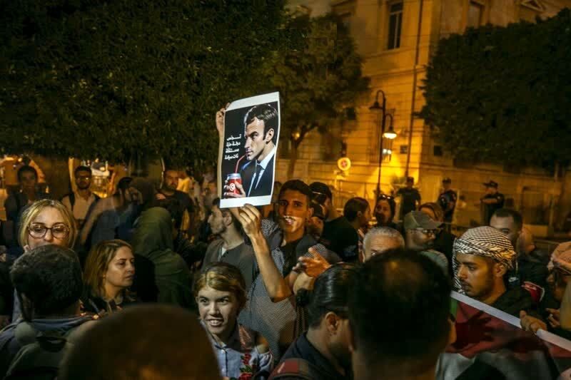 تجمع اعتراضی روبروی سفارت فرانسه لبنان و تونس/ خشم مردم از مواضع اسرائیلی مکرون