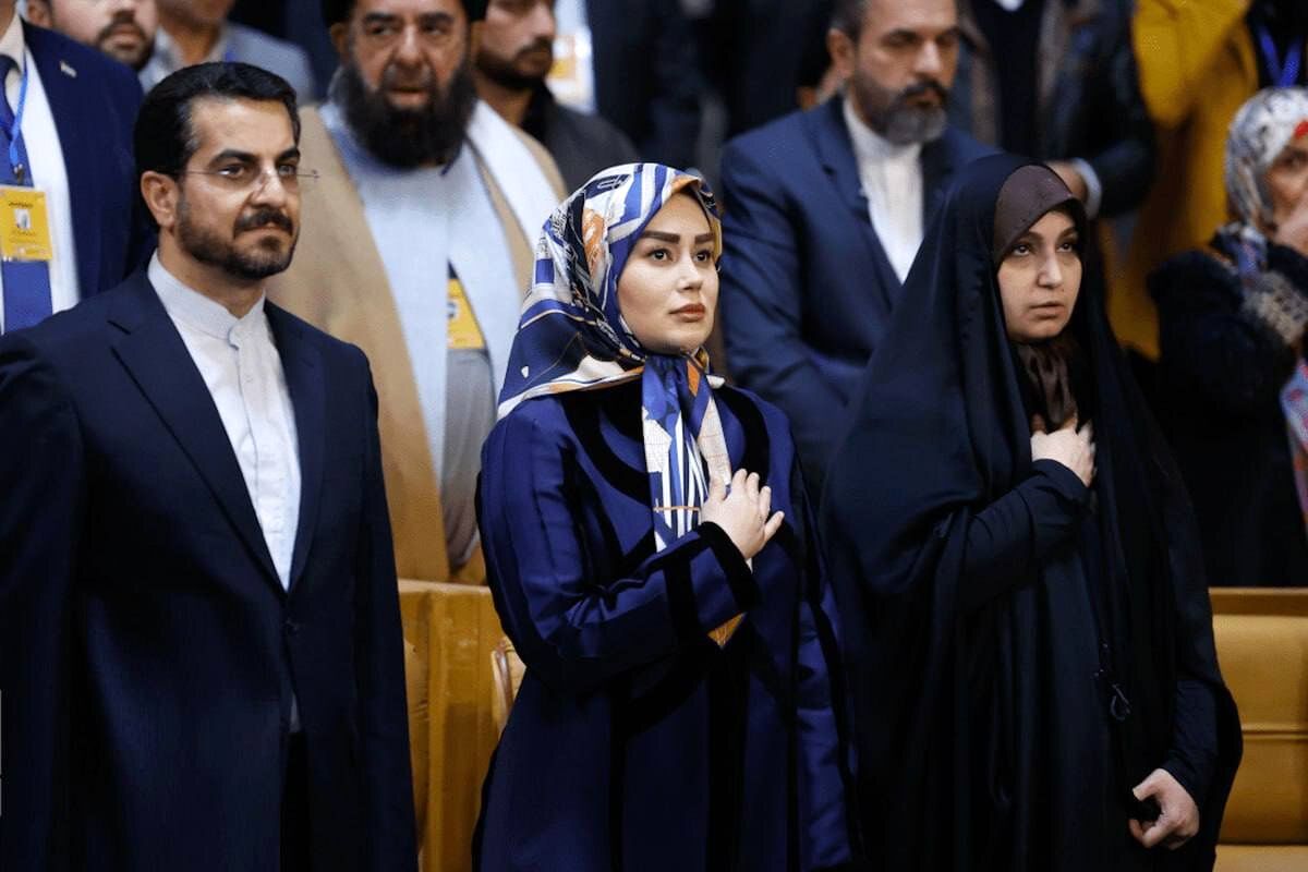 تصویری از دختر سردار سلیمانی و همسر عباس عراقچی در کنار هم با ژست یکسان! + عکس