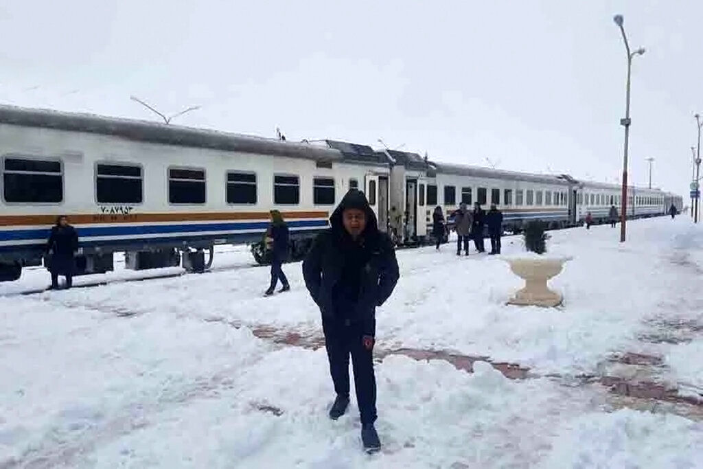 زمستان سخت در ایران/ تداوم توقف قطارها در یخبندان /400 مسافر در سرما یخ زدند