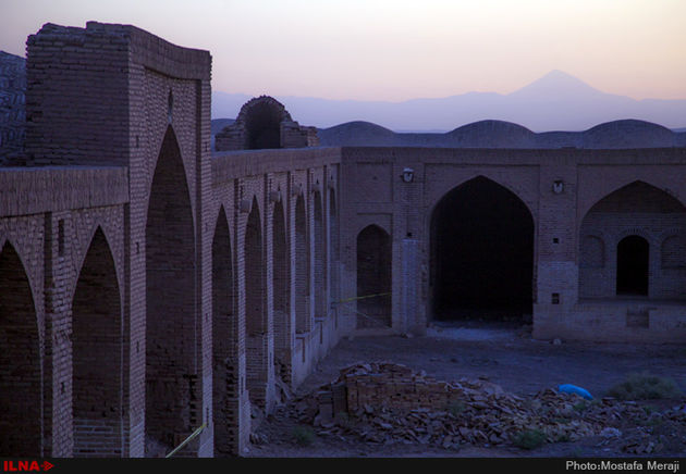 نمای شبانه کاروانسرای دیر گچین، بزرگترین کاروانسرای خشتی گچی ایران در استان قم