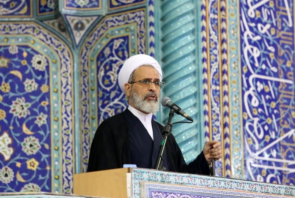 امام جمعه قم خطاب به دولت لبنان: مبادا فریب وعده‌های آب نبات گونه آمریکا را بخورید و تیغ را از دست حزب‌الله رشید بگیرید