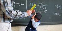 تنبیه بدنی وحشتناک یک دانش‌آموز توسط معلمش + عکس
