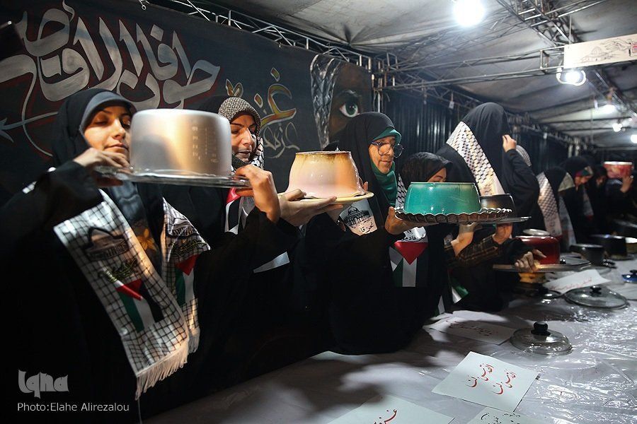 ماجرای عکس زنان با قابلمه مقابل دانشگاه تهران 