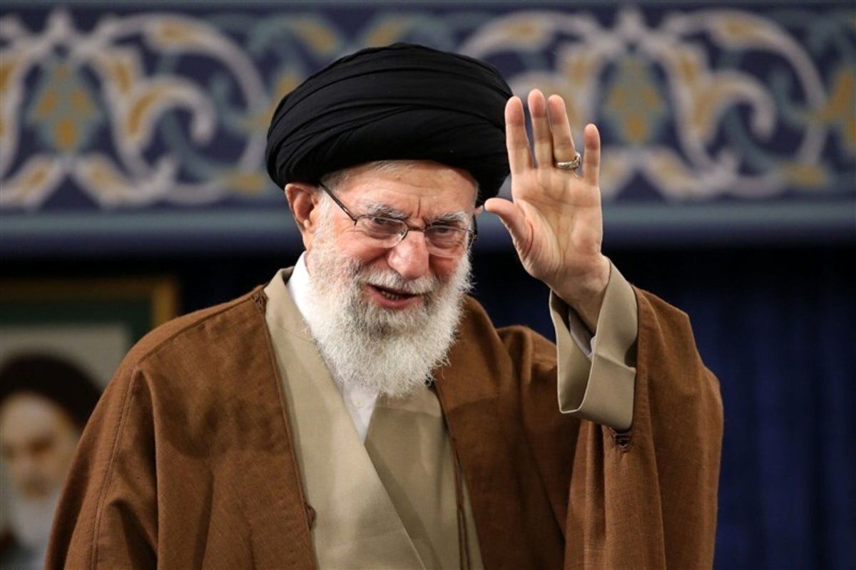 عکسی از رهبر انقلاب در تخت جمشید 