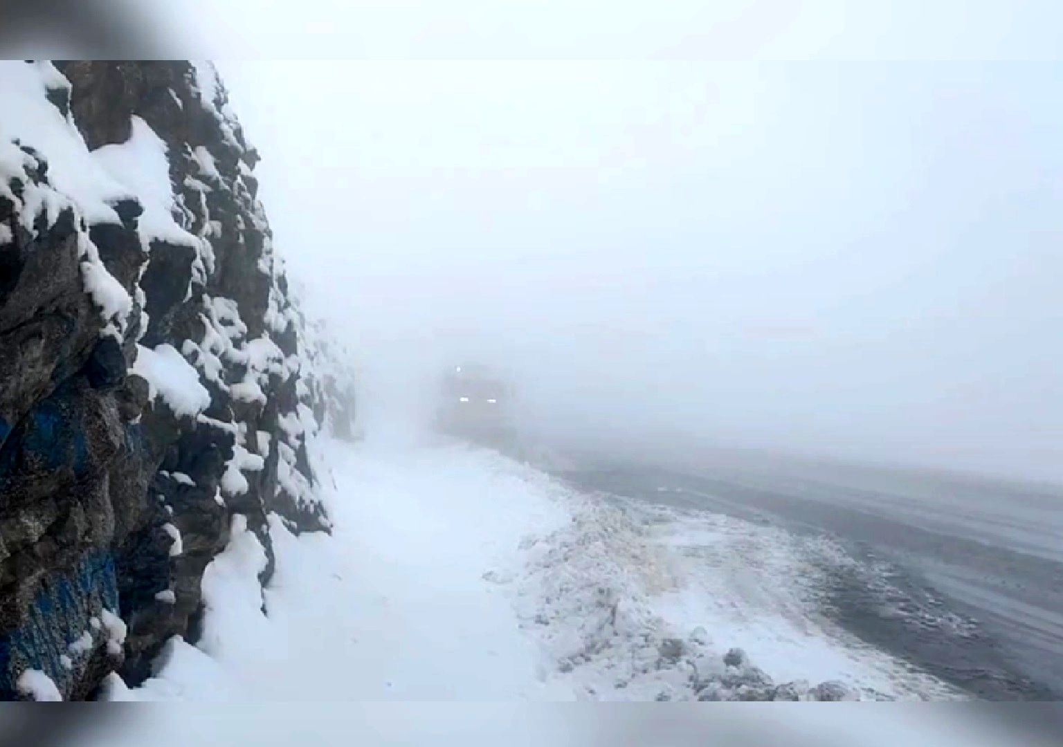 برف و کولاک راه برخی روستاهای بروجرد را مسدود کرد + فیلم