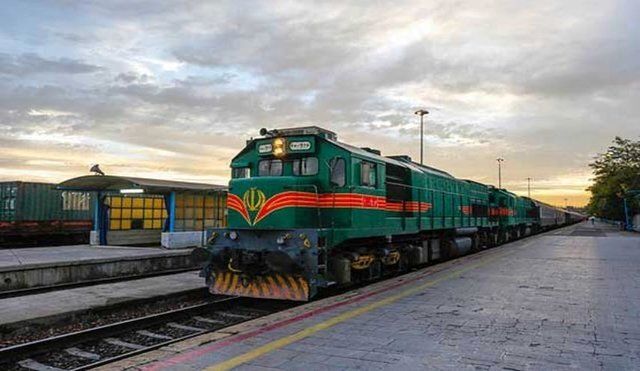 قطار تهران به شیراز متوقف شد/ اعزام قطار امداد به آباده/ علت چه بود؟
