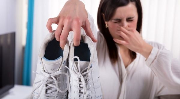 ۱۳ روش سریع برای از بین بردن بوی بد کفش