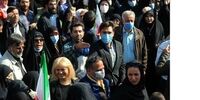 زنی با موهای بلوند در مراسم 13 آبان