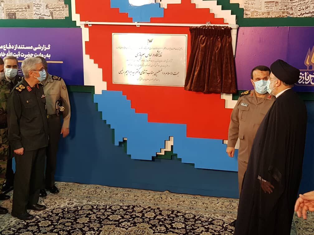 عکسی از ابراهیم رئیسی در کنار سرلشکر باقری در نمایشگاه در لباس سربازی