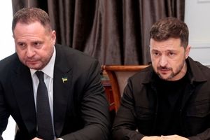 کناره‌گیری «مغزِ پشت پرده» سیاست‌های اوکراین | زلنسکی تنهاتر از همیشه در میان بحران ایستاده است 